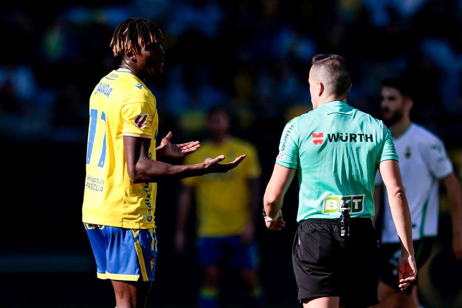 Um árbitro da Segunda Divisão de Espanha foi detido por alegadamente agredir uma prostituta