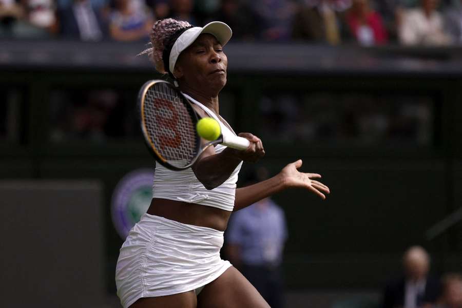 Venus Williams em ação durante o seu jogo da primeira ronda contra Elina Svitolina