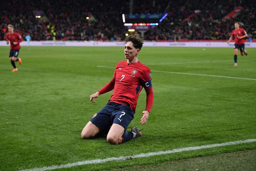 Krejčí slaví vyrovnávací gól na 2:2.