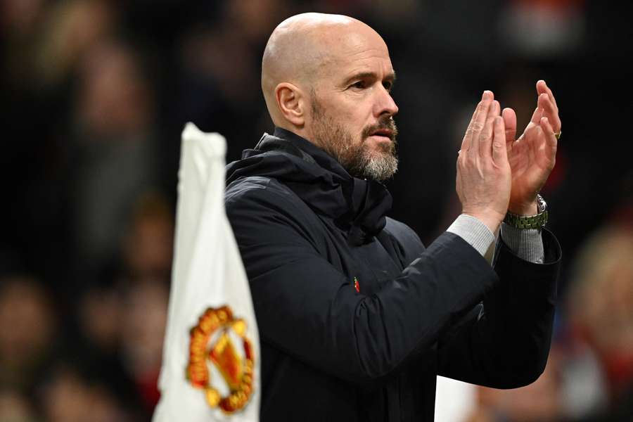 Ten Hag bedankt het publiek op Old Trafford