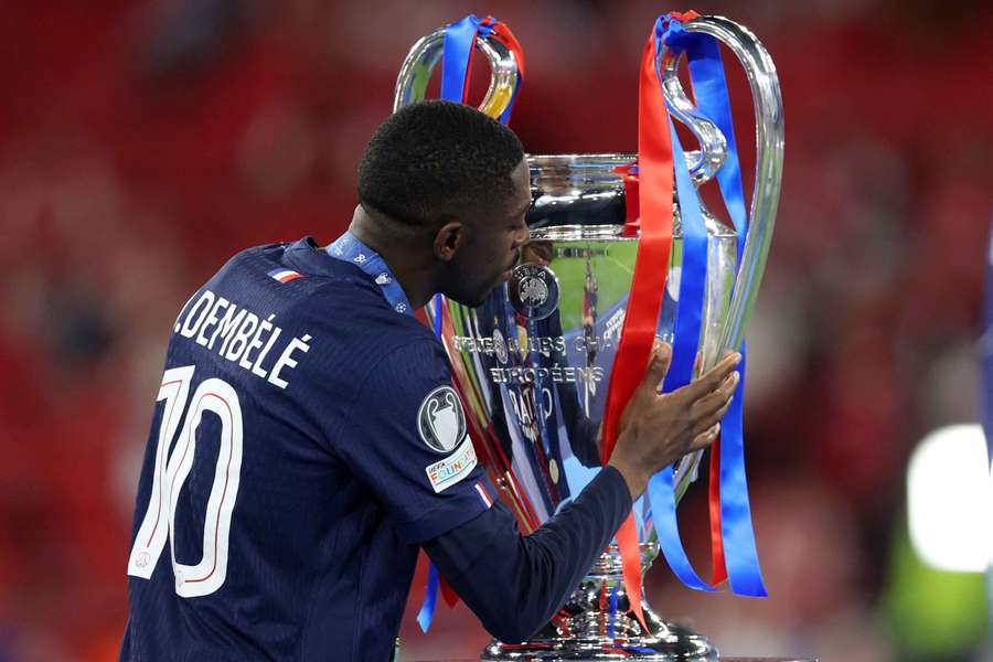 Dembélé besa la orejona