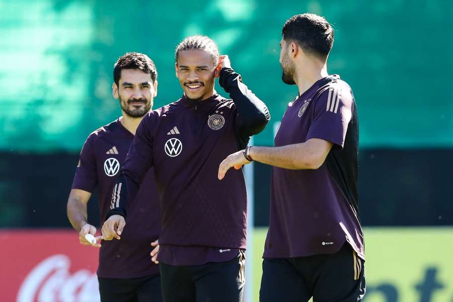 Gute Stimmung bei Leroy Sane (M.), Ilkay Gündogan (l.) und Emre Can (r.).