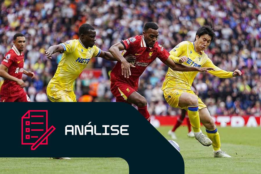 Ryan Gravenberch, do Liverpool, disputa a bola com Tyrick Mitchell e Daichi Kamada, do Crystal Palace 