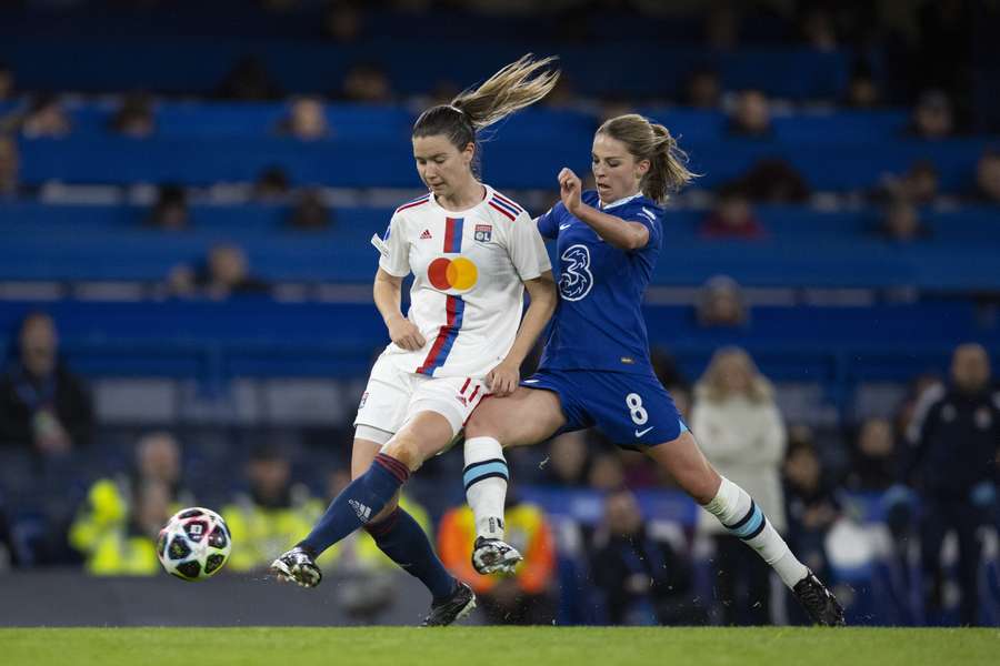 Damaris Egurrola (l) in duel met Chelsea-speelster Melanie Leupolz (r)