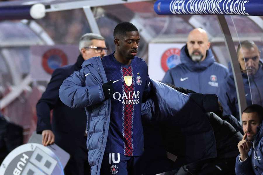 Ousmane Dembélé sort sur le banc. Ousmane Dembélé sort sur le banc.