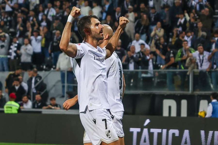 Nélson Oliveira celebra pelo Vitória SC