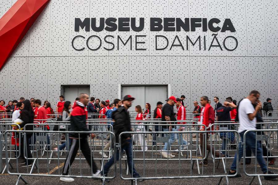 A fila de sócios do Benfica para votar no Pavilhão da Luz A fila de sócios do Benfica para votar no Pavilhão da Luz