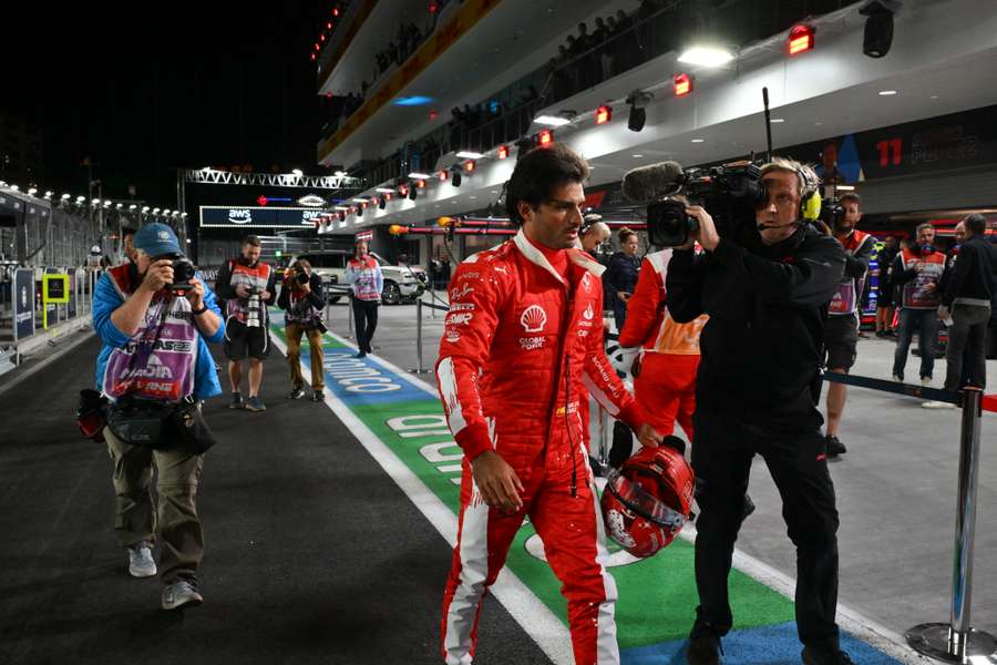 Cara de pocos amigos en un enfadado Carlos Sainz