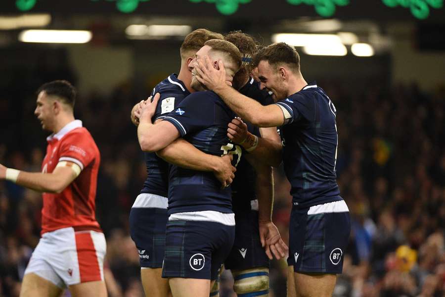 Huw Jones, da Escócia, em ação com Nick Tompkins e Aaron Wainwright, do País de Gales