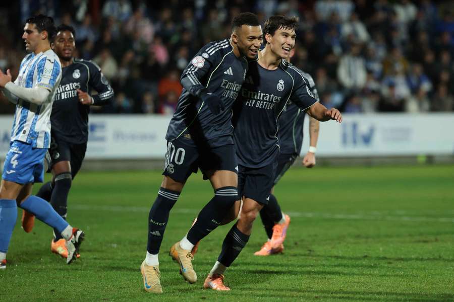 Mbappé félicité par Gonzalo Garcia ce mercredi soir. Mbappé félicité par Gonzalo Garcia ce mercredi soir.