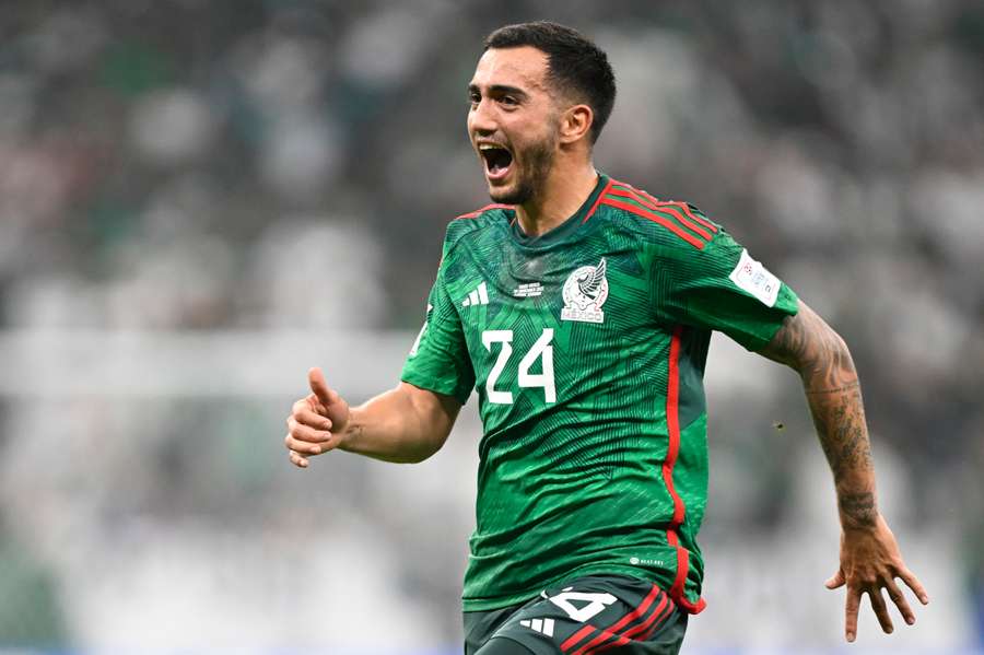 Luis Chávez celebra su gol de falta contra Arabia Saudí.