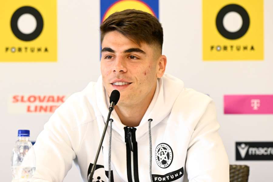 Obert verí overeným značkám svetového futbalu.