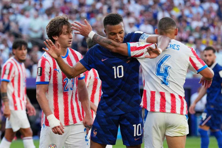 Kylian Mbappé při potyčce s Paraguayci. Kylian Mbappé při potyčce s Paraguayci.