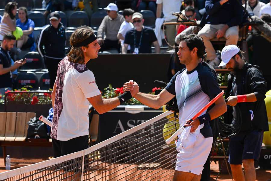 Stefanos Tsitsipas com Nuno Borges no final do jogo