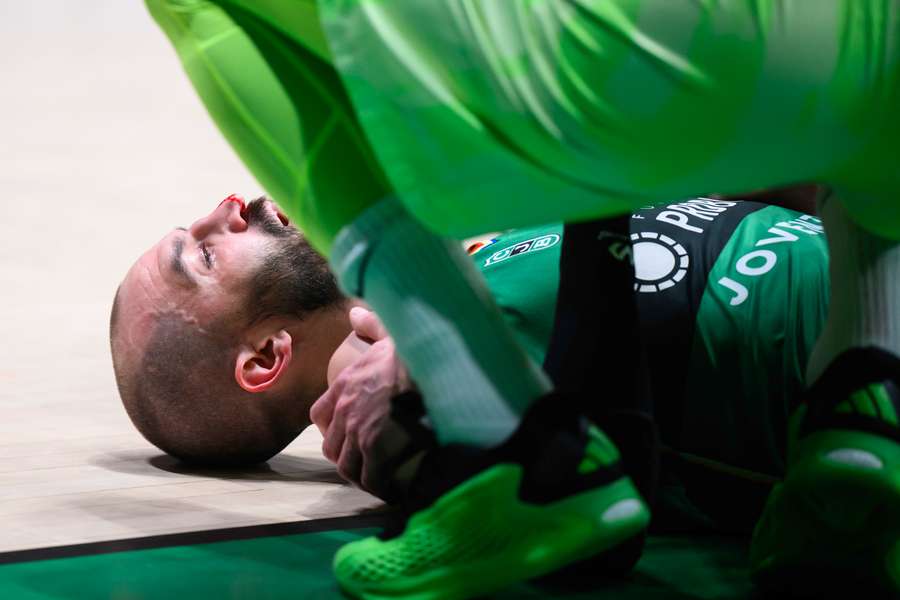 Pau Ribas, tras recibir el golpe en la nariz