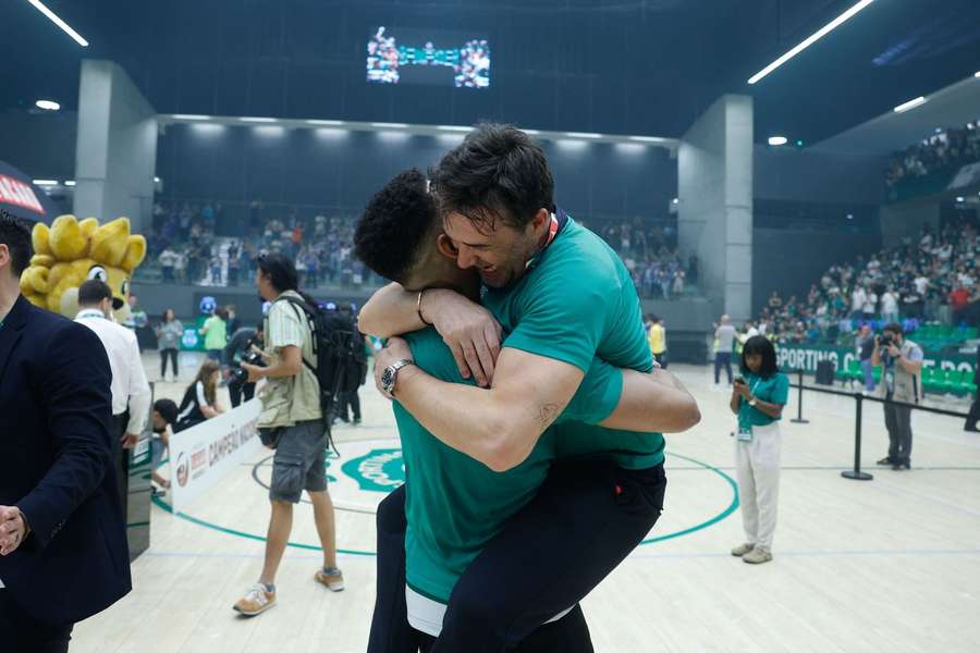 O treinador do Sporting, Ricardo Costa, festeja a conquista do campeonato nacional de andebol no final do jogo contra a equipa do FC Porto