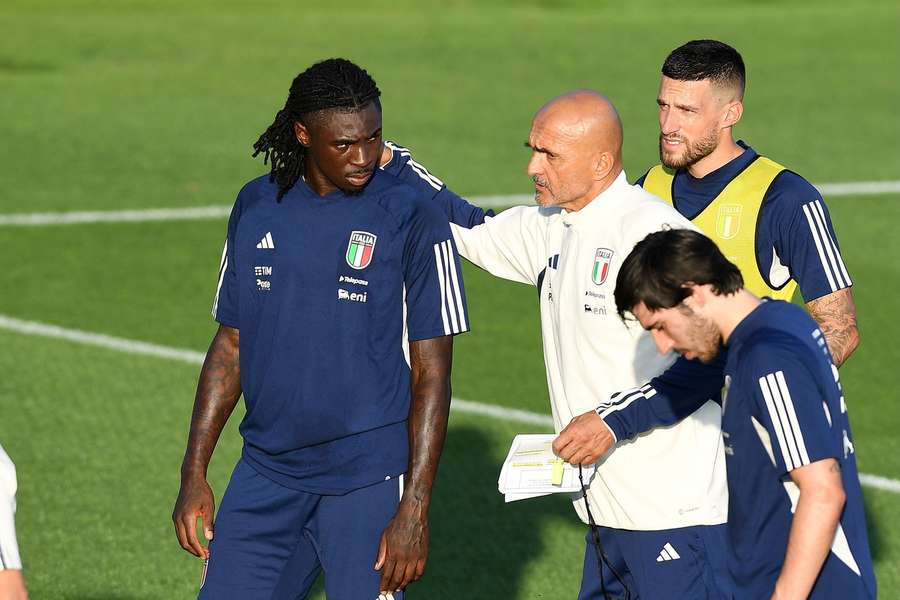 Moise Kean (L) heeft overleg met bondscoach Luciano Spalletti