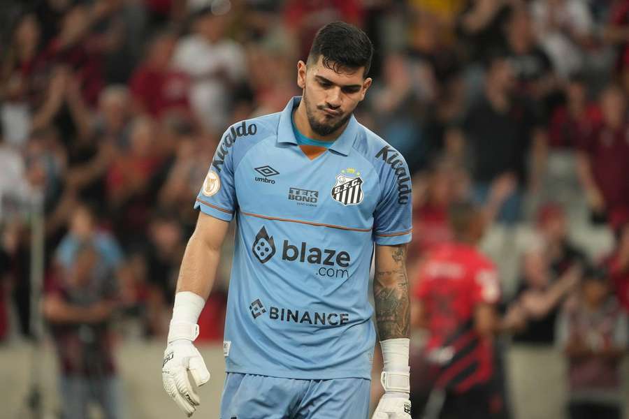 Goleiro João Paulo viu bola defensável entrar no primeiro gol atleticano Goleiro João Paulo viu bola defensável entrar no primeiro gol atleticano