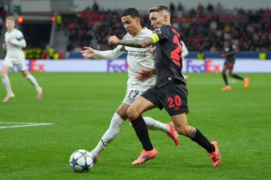Alejandro Grimaldo im Zweikampf mit Mauro Junior.