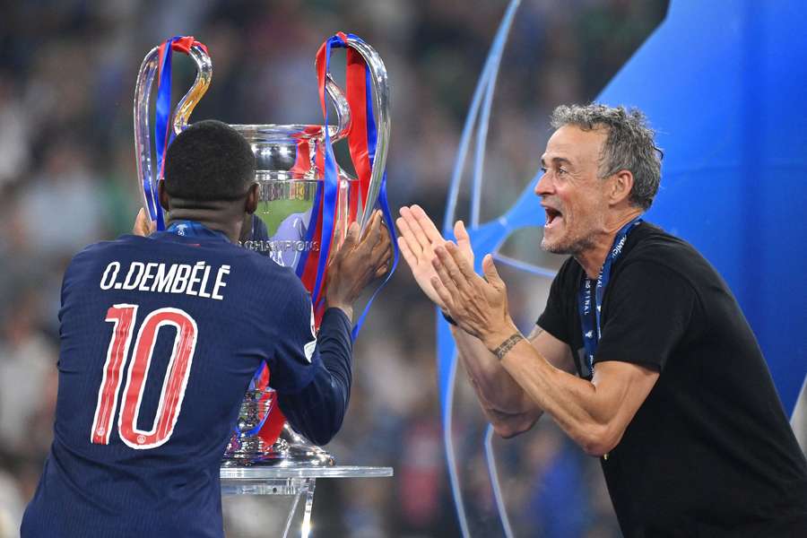 Ousmane Dembélé e Luis Enrique após a vitória na C1 frente ao Arsenal Ousmane Dembélé e Luis Enrique após a vitória na C1 frente ao Arsenal