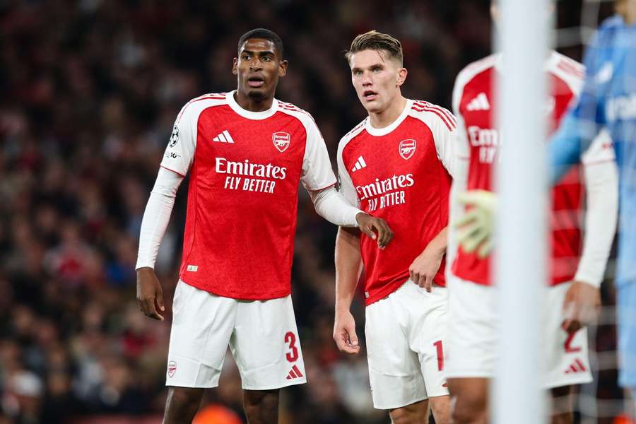 Mosquera und Gyökeres bei einer Ecke.