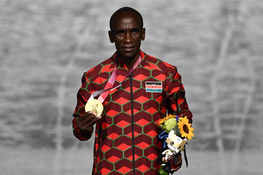Eliud Kipchoge com a medalha de ouro nos Jogos Olímpicos de Tóquio