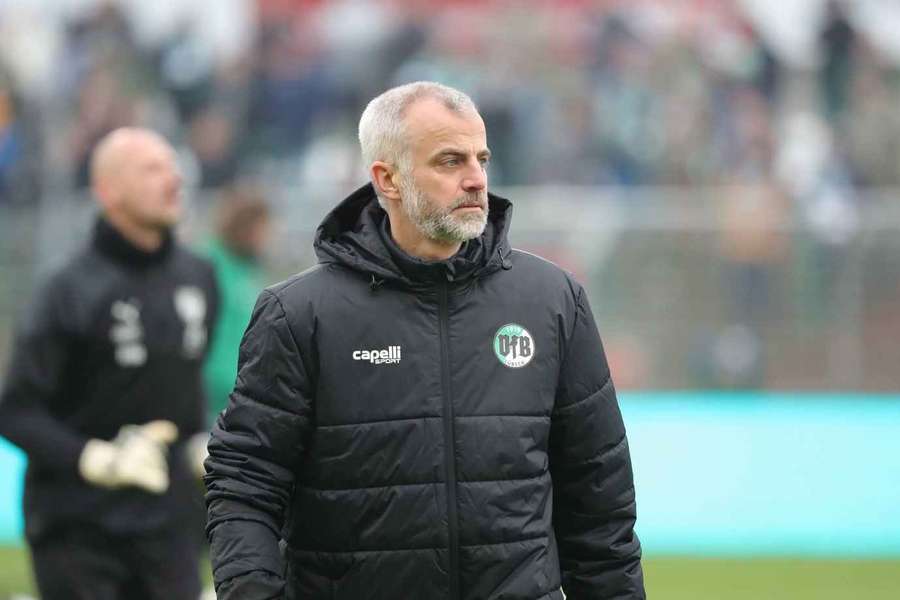 Lars Hopp an der Seitenlinie beim VfB Lübeck.