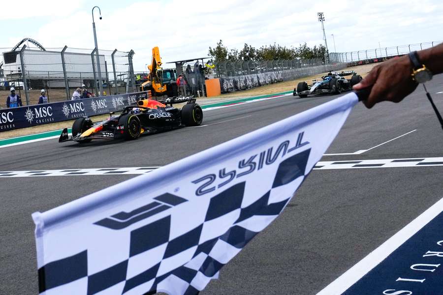 Max Verstappen v cíli sprintu v USA.
