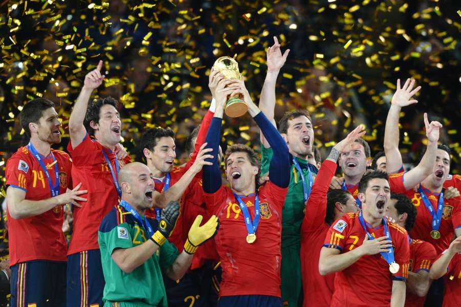 Fernando Llorente levanta el título que acredita a España campeona del mundo en Sudáfrica 2010