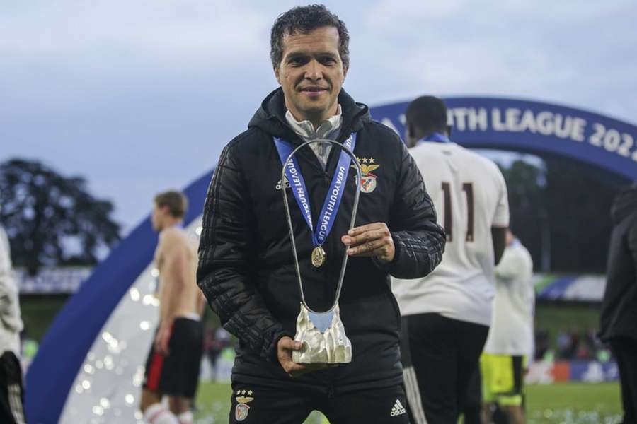 Luís Castro com o troféu da Youth League