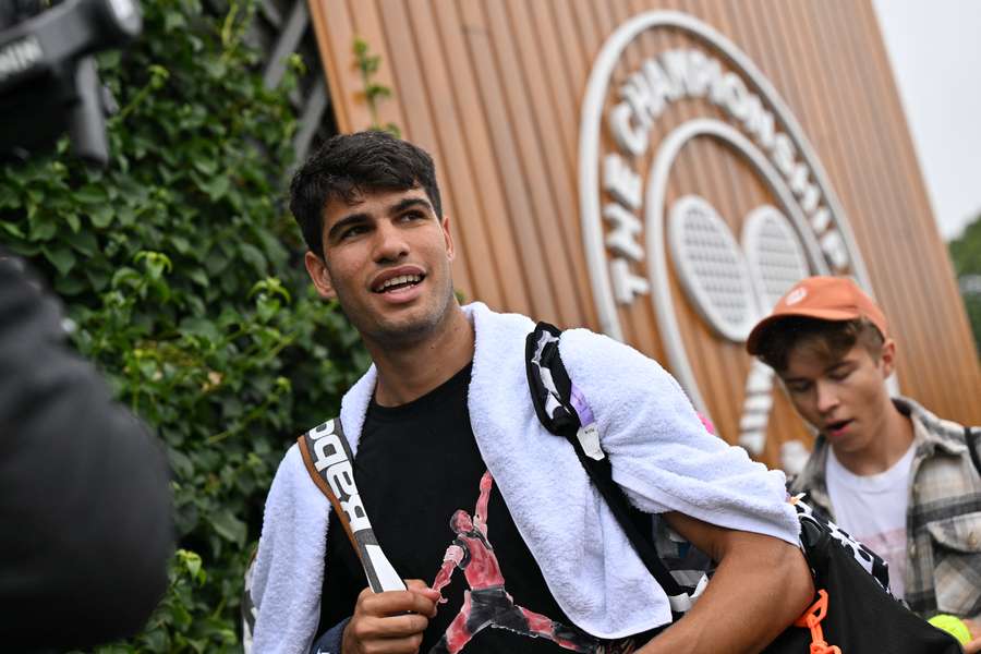 Carlos Alcaraz assiste a uma sessão de treino em Wimbledon