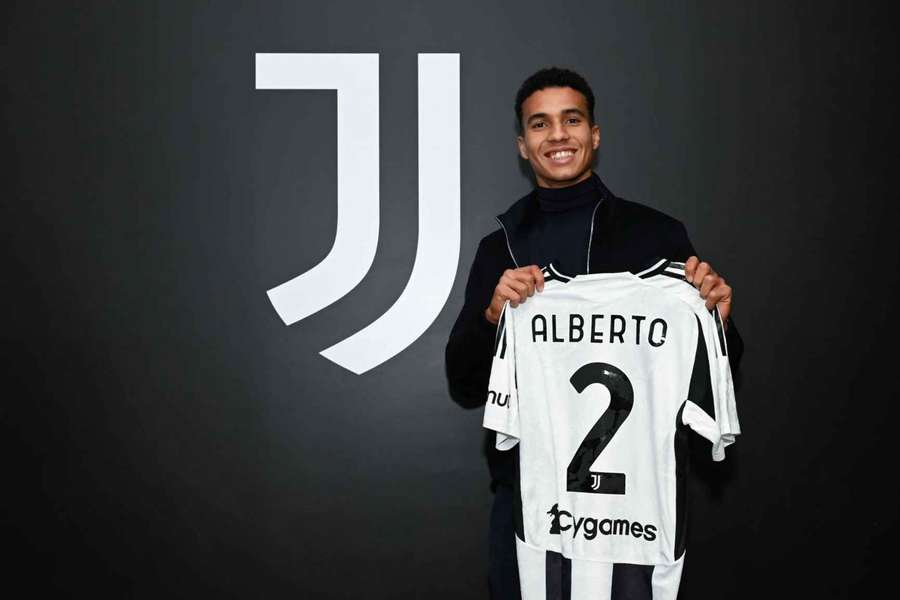 Alberto Costa posant avec son nouveau maillot.