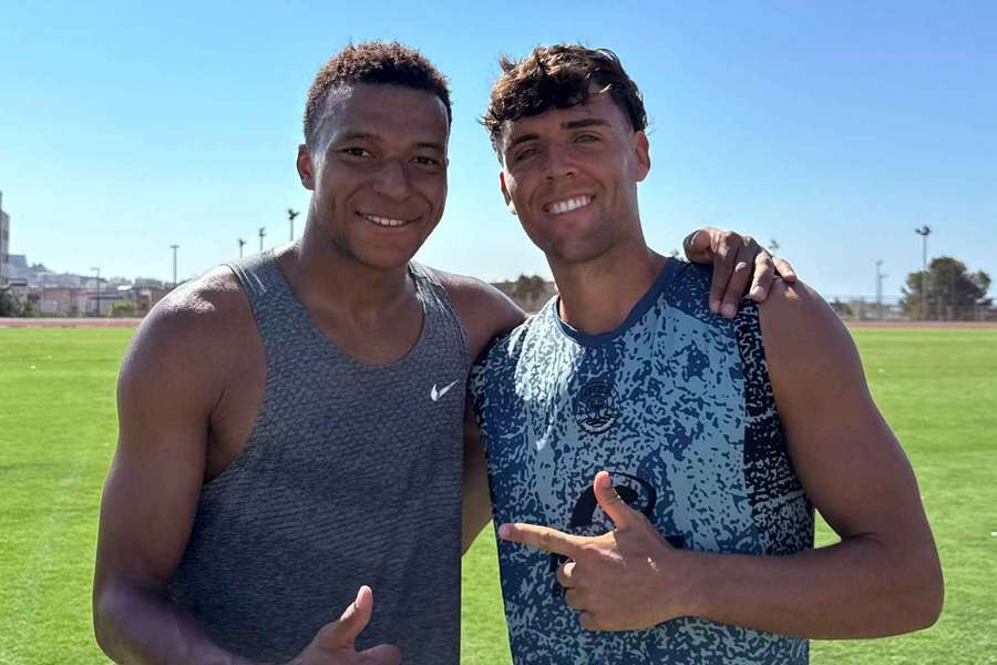 Mbappé, junto a Manu Pedre, de la UD Ibiza Mbappé, junto a Manu Pedre, de la UD Ibiza