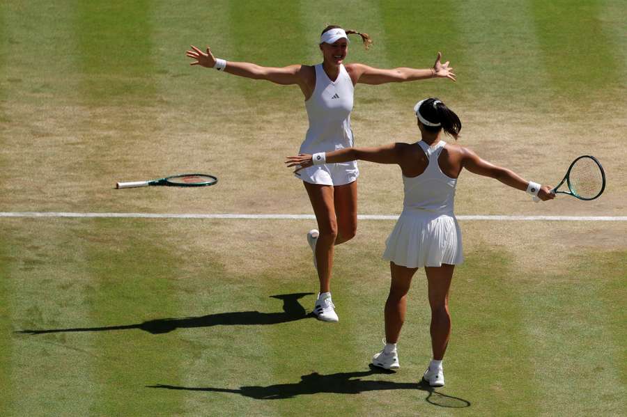 Mladenovic y Hanyua celebran la victoria en el torneo de dobles de Wimbledon
