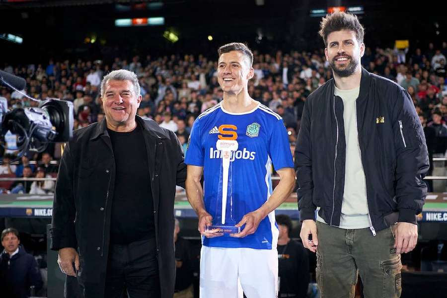 Martín Mantovani with Joan Laporta and Gerard Piqué