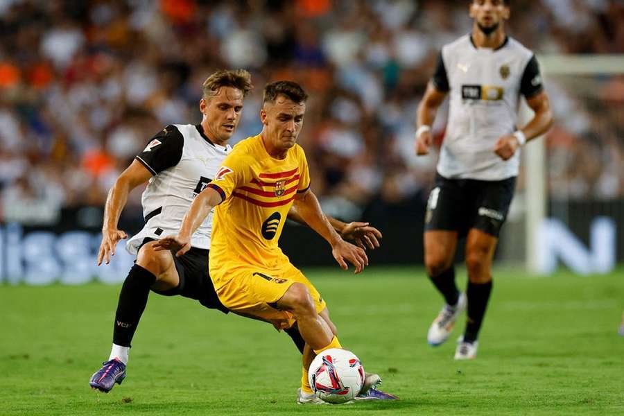 Barcelona midfielder Casado apologises for red card after Celta Vigo draw