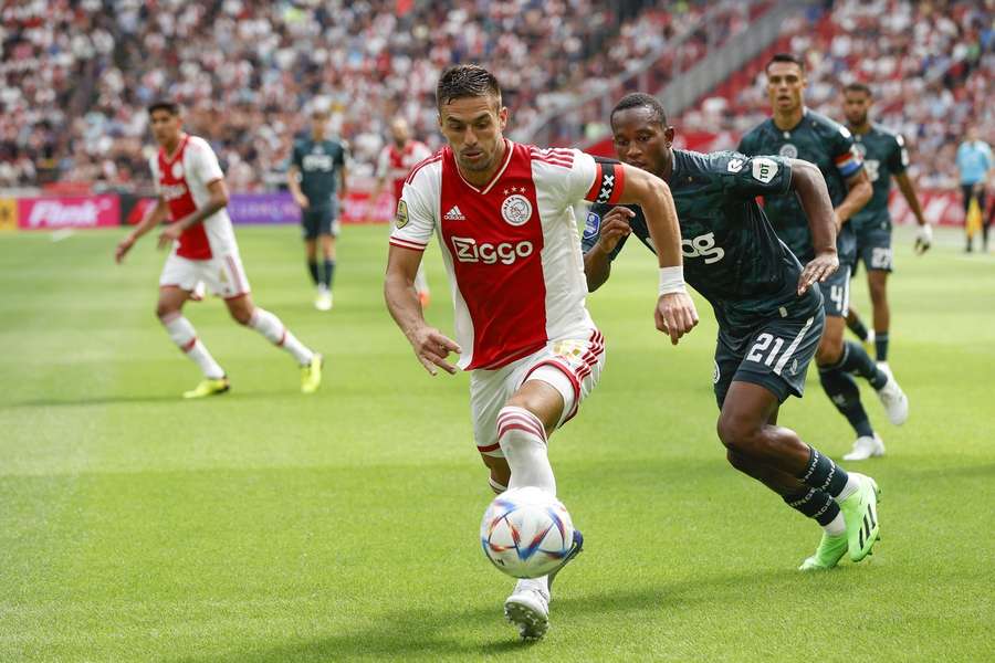 Ajax' Dusan Tadic in actie tijdens de eerdere ontmoeting op 14 augustus 2022