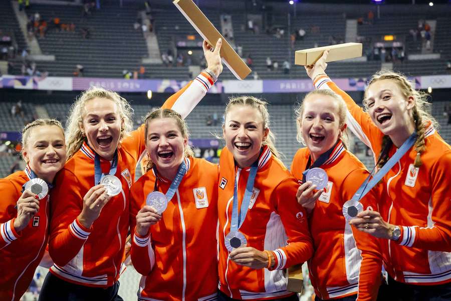 De 4x400 estafettevrouwen met de gouden medailles in het Stade de France