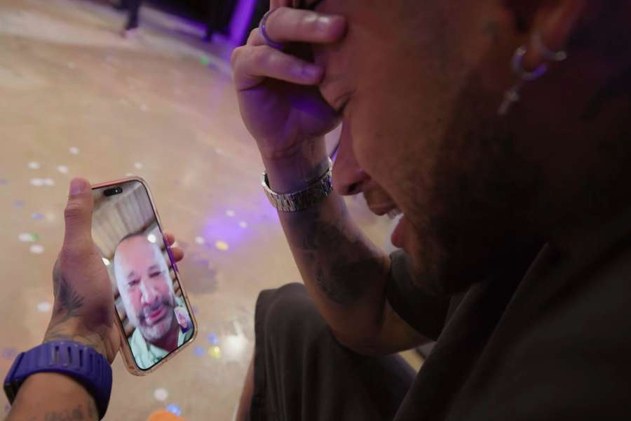 Neymar em chamada de vídeo com o pai após convocação Neymar em chamada de vídeo com o pai após convocação