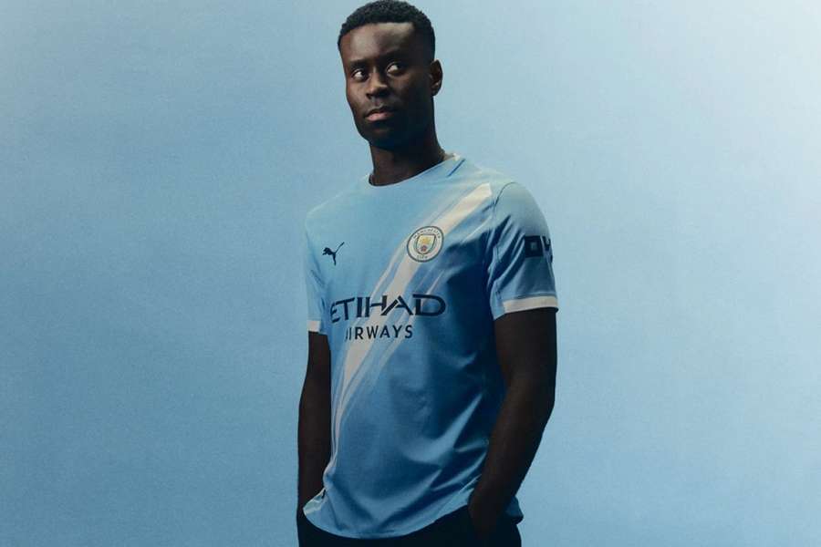 Guehi com a camisola do Manchester City