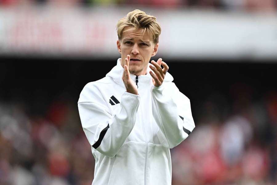 Martin Odegaard, do Arsenal, aplaude os adeptos