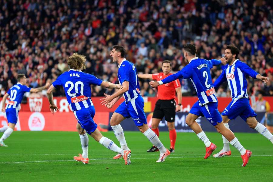 Los jugadores del Espanyol celebran el gol de Roberto Fernández