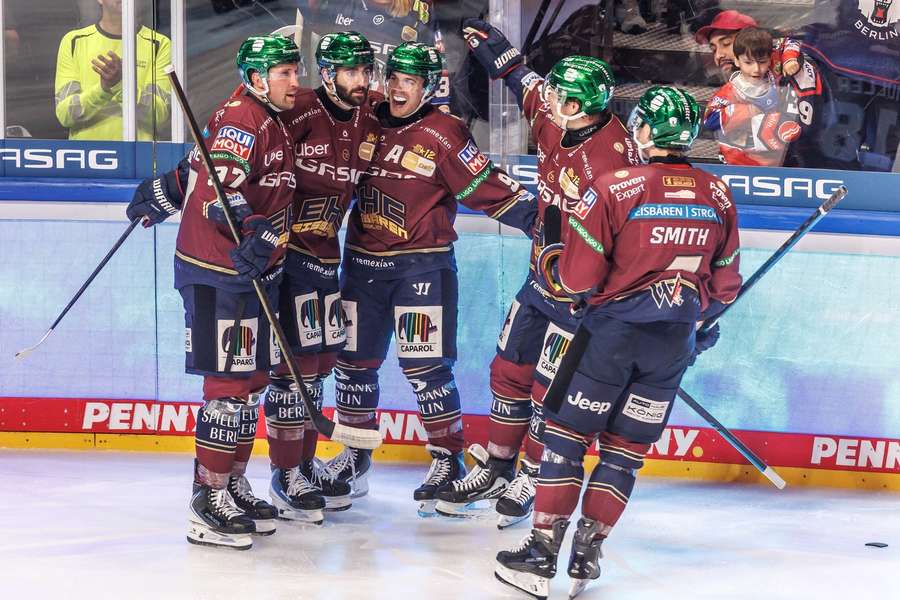 Die Eisbären jubeln nach dem 1:0 von Wiederer