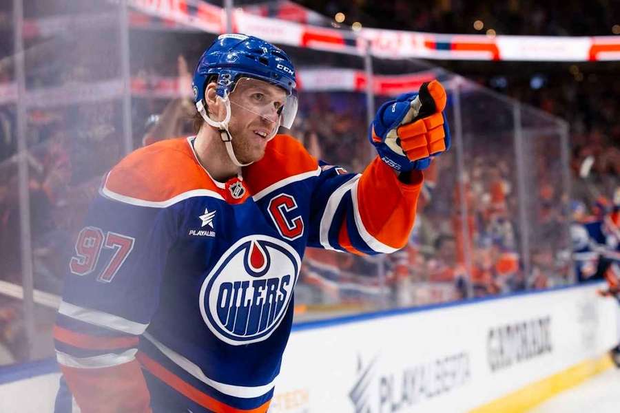 Connor McDavid po svém 1000. bodu.