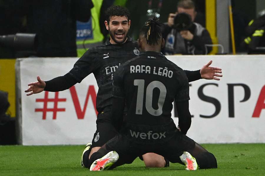 Theo Hernández celebra su gol con Rafa Leao