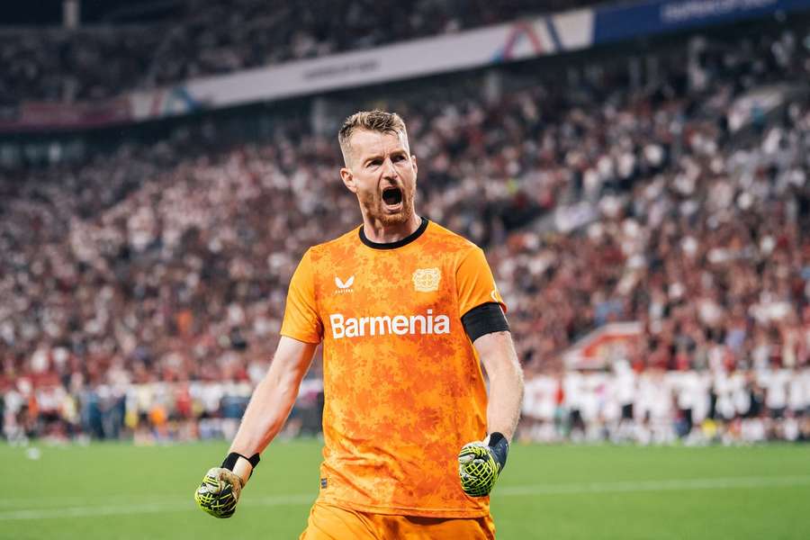 Lukas Hradecky feiert einen parierten Elfmeter im Supercup.