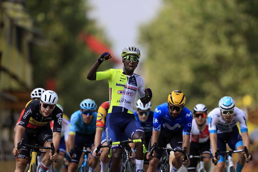 Erytrejczyk Girmay wygrał etap Tour de France w Turynie, Carapaz liderem