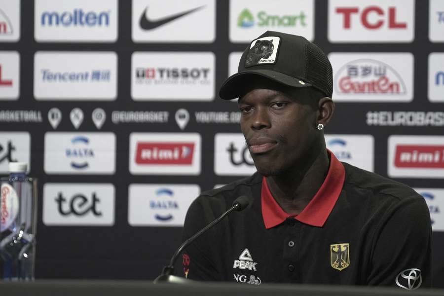 Dennis Schröder auf der Pressekonferenz vor dem Finale der Basketball-EM gegen die Türkei
