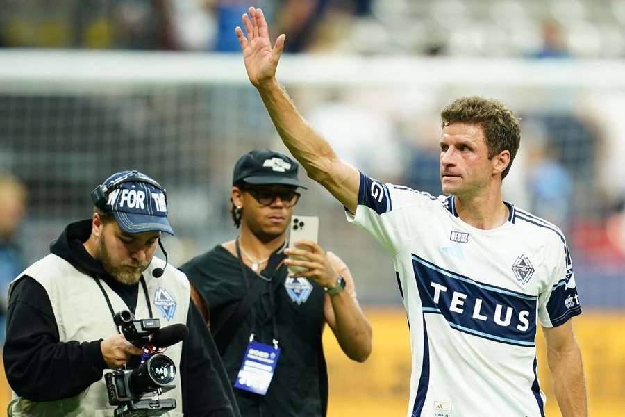 Müller saluda a la afición
