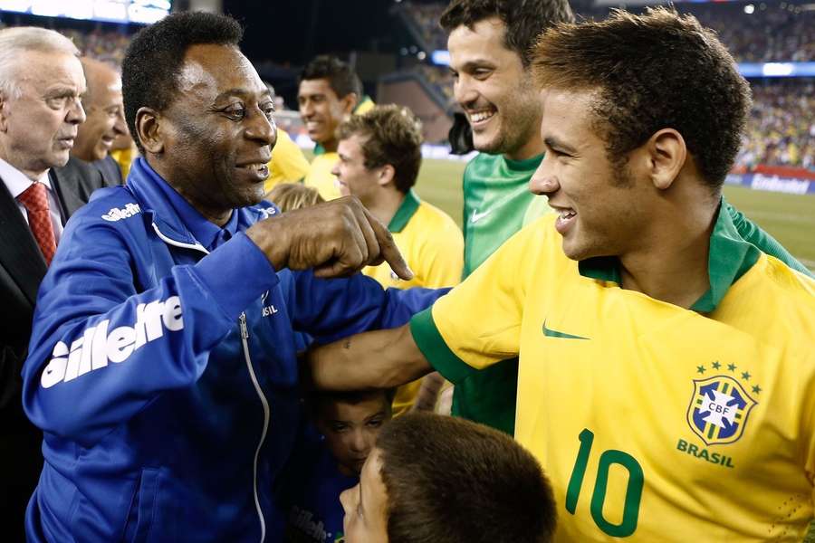 Neymar er blandt de spillere, der hylder Pelé ovenpå legendens død torsdag aften.